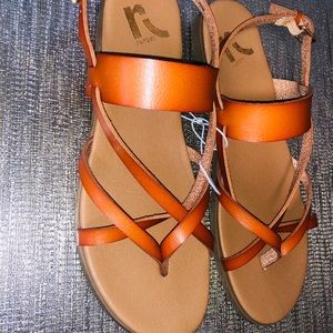 Sandals Report. Size: 6